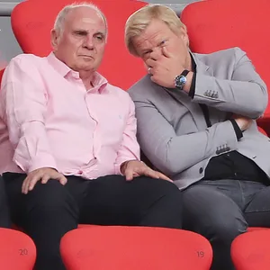Uli Hoeneß und Oliver Kahn auf der Tribüne