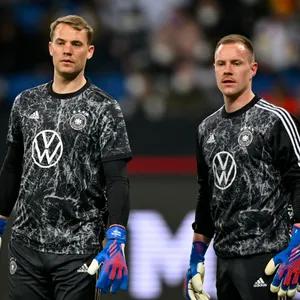 Manuel Neuer und Marc-Andre ter Stegen beim Aufwärmen der deutschen Nationalmannschaft