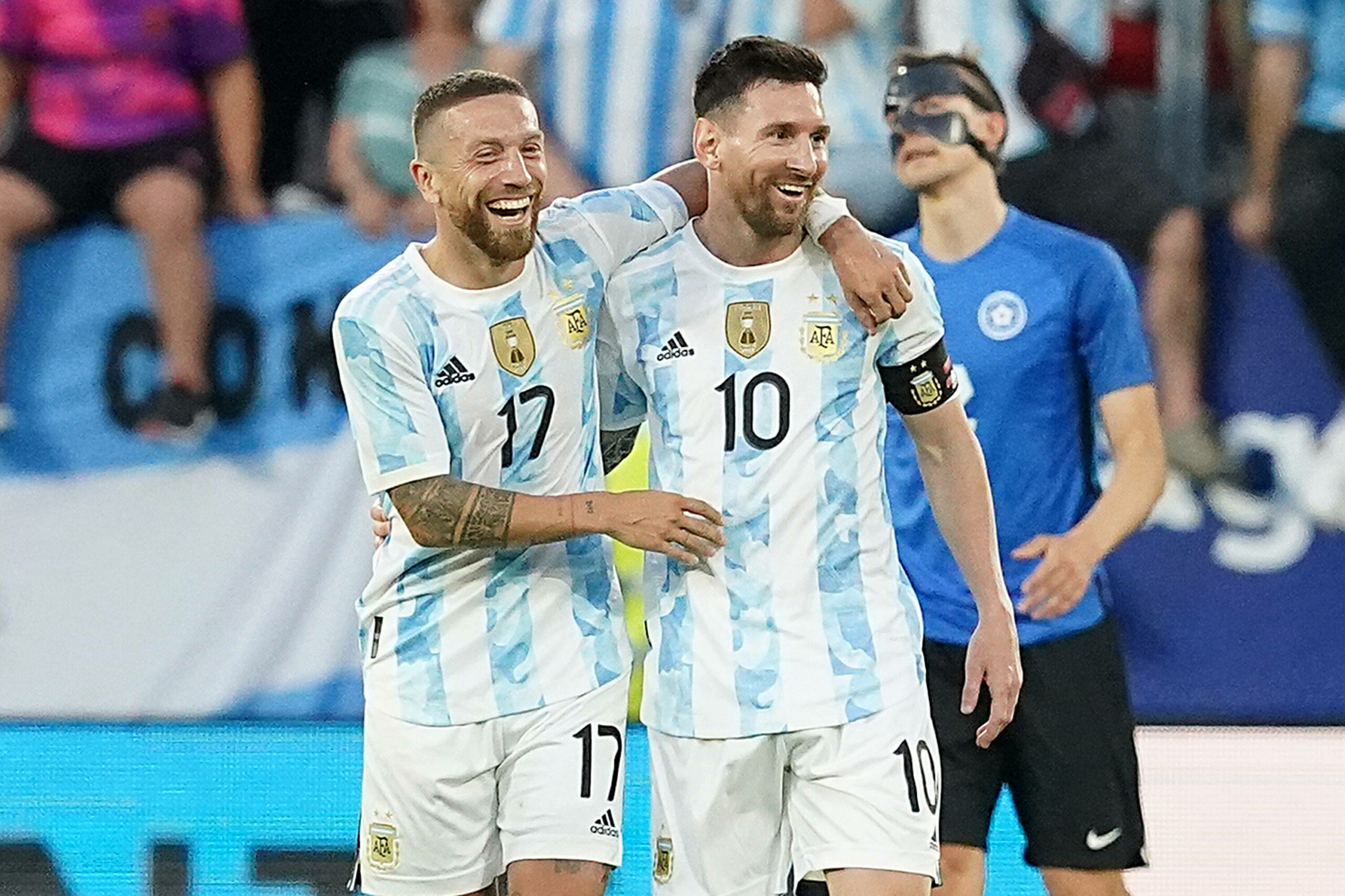 Papu Gomez jubelt mit Lionel Messi