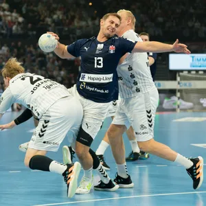 Niklas Weller vom Handball Sport Verein Hamburg beim Torwurf gegen den THW Kiel