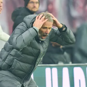 Marco Rose schlägt die Hände über dem Kopf zusammen
