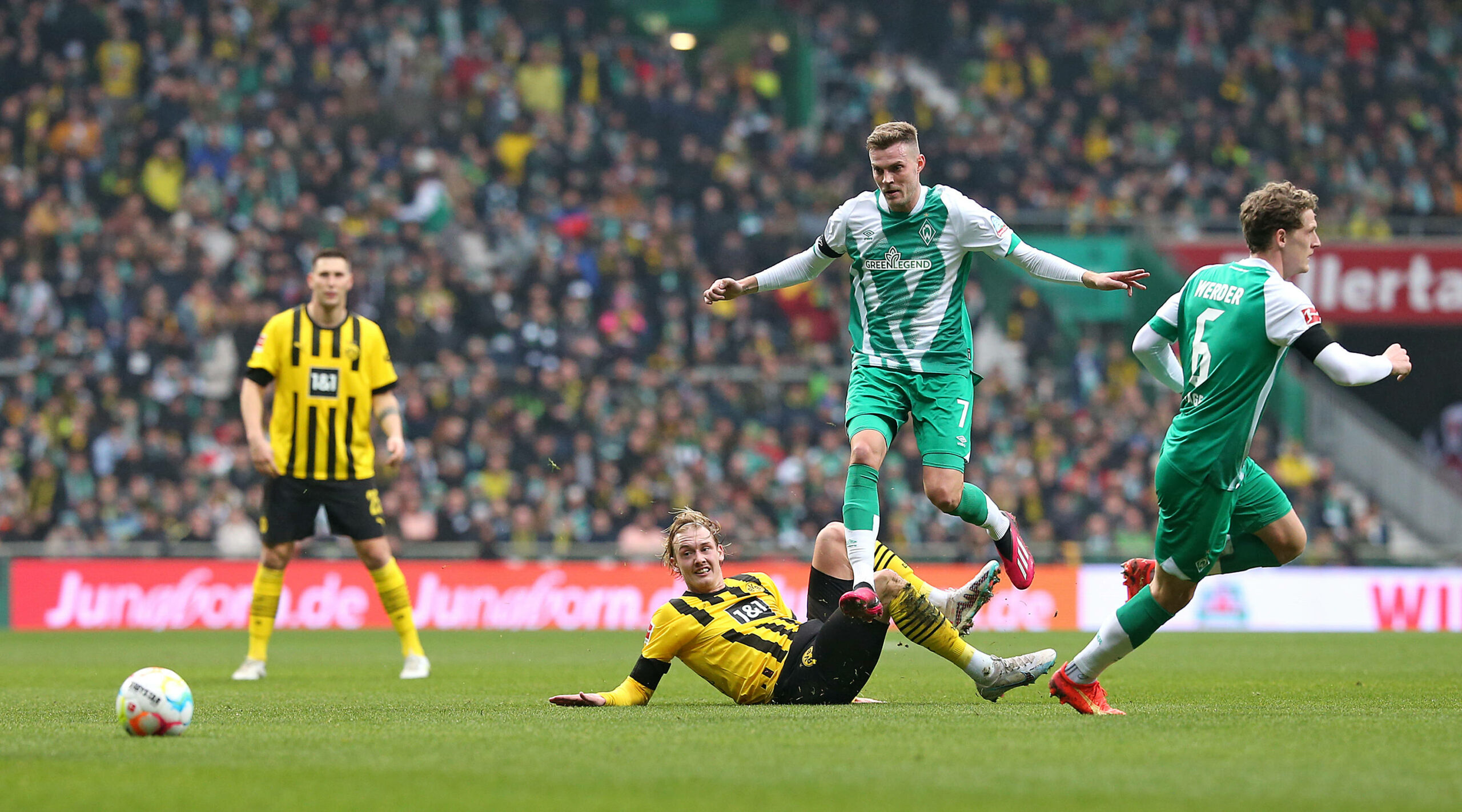 Marvin Ducksch (Werder Bremen) gegen Julian Brandt (BVB)
