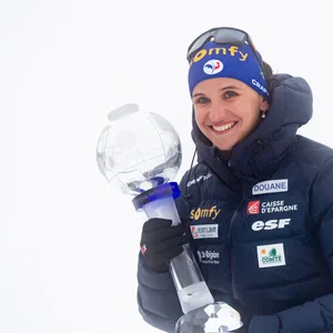 Julia Simon mit der Trophäe in der Hand.