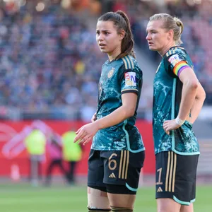 Lena Oberdorf und Alexandra Popp im Trikot der deutschen Nationalmannschaft