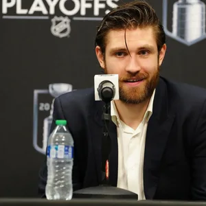 Leon Draisaitl bei einer Pressekonferenz.