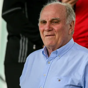 Uli Hoeneß auf der Tribüne