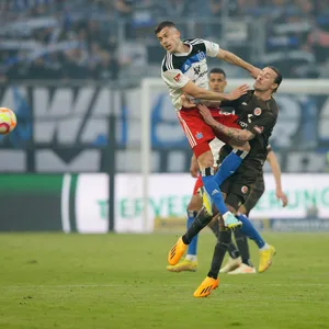 Benes und Irvine im Derby-Zweikampf