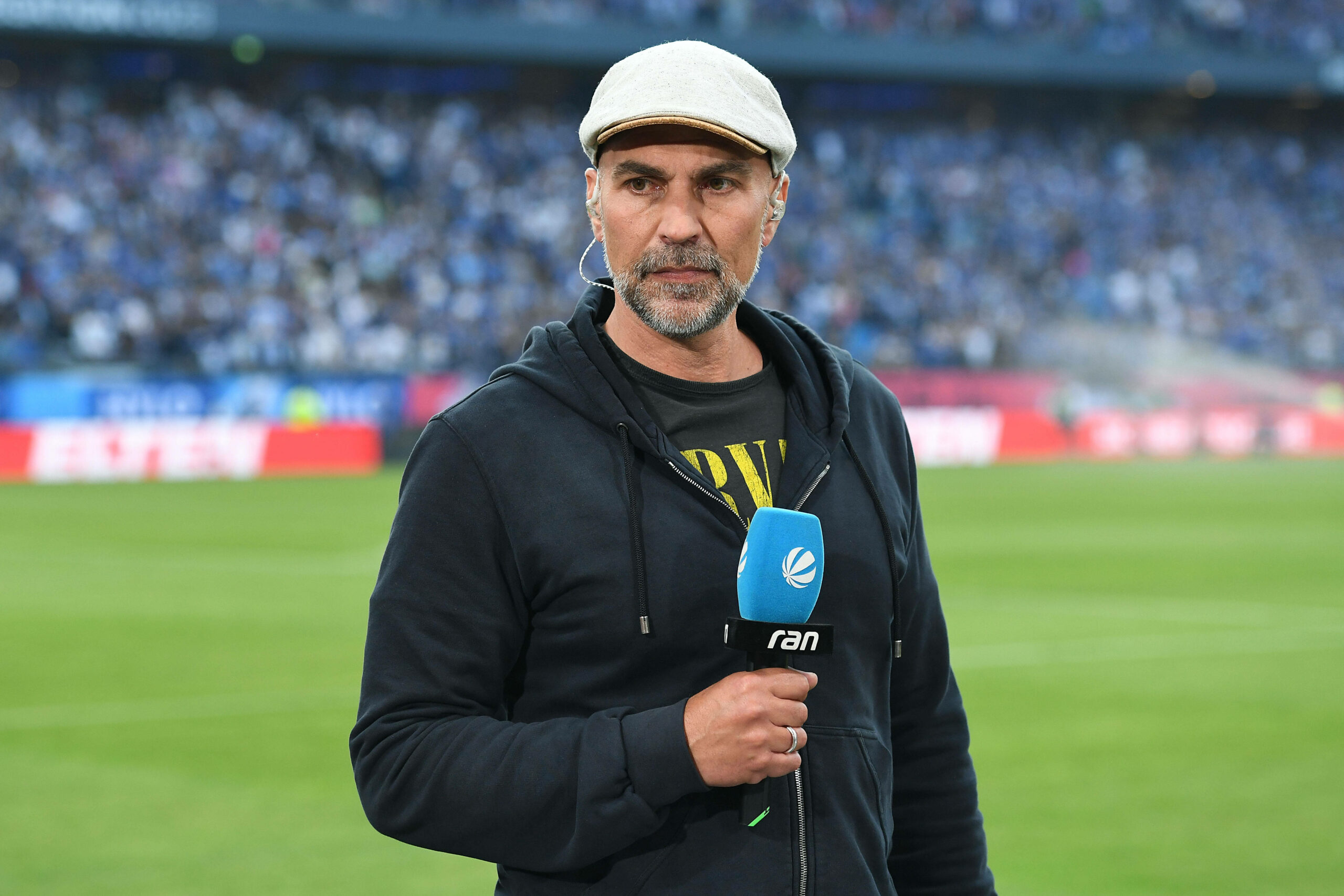 Markus Babbel mit einem Mikrofon