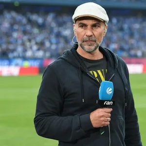 Markus Babbel mit einem Mikrofon