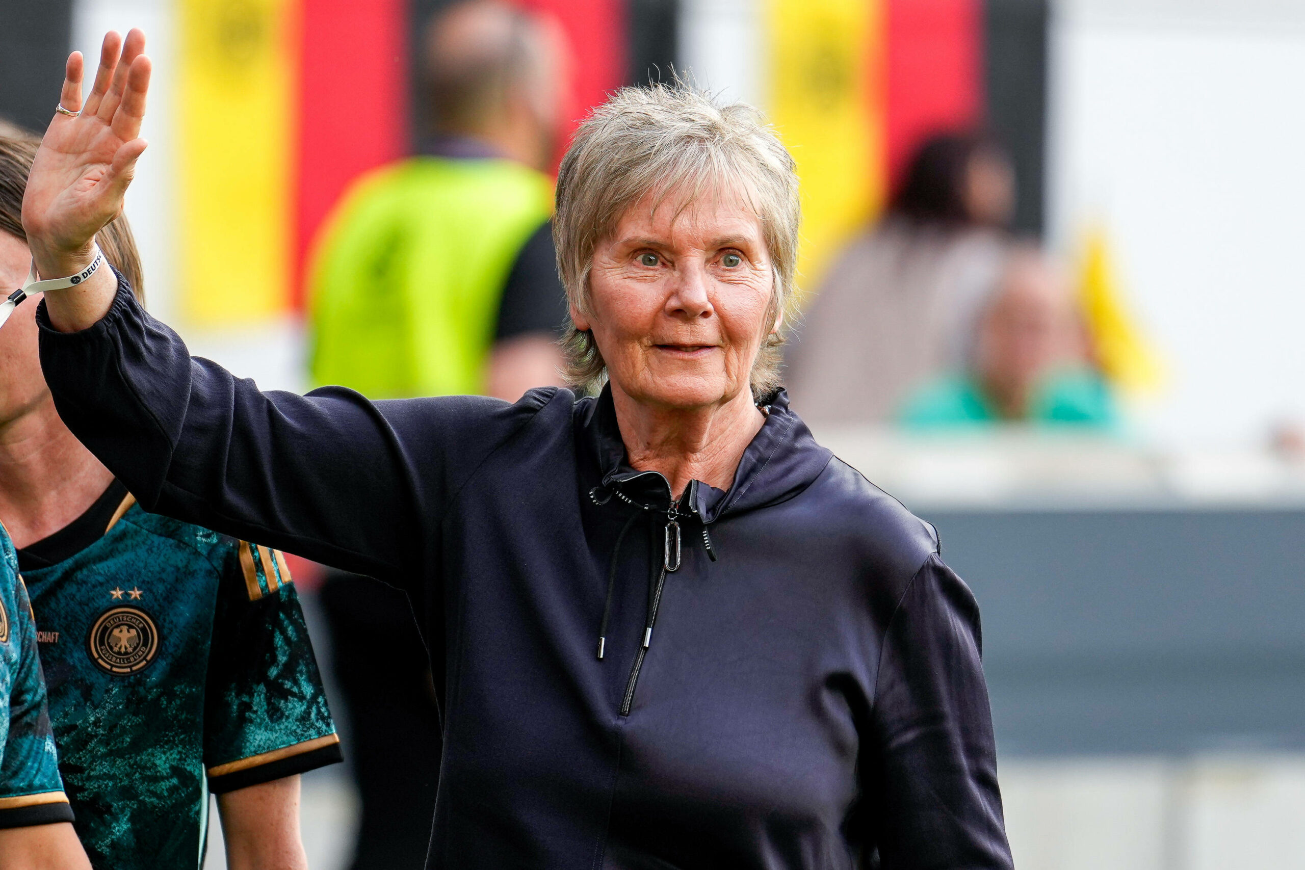 Ex-Bundestrainerin Tina Theune winkt ins Publikum