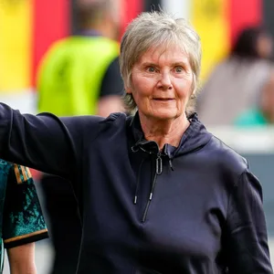 Ex-Bundestrainerin Tina Theune winkt ins Publikum