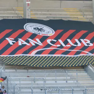 Ein Banner auf der Tribüne des Fan Club Nationalmannschaft.