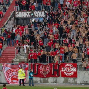 Der Fanblock von Hapoel Tel Aviv beim Freundschaftsspiel gegen den FC St. Pauli im Millerntorstadion.