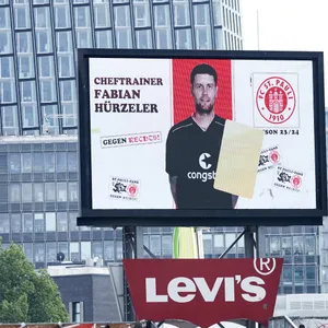 Auf der Anzeigetafel am Millerntor wird eine Gelbe Karte für Fabian Hürzeler vermeldet