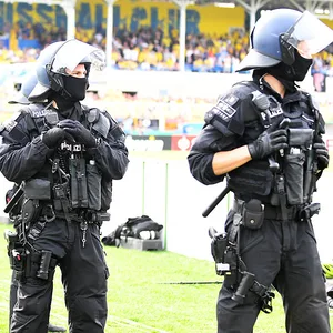 Polizisten im Einsatz bei Lok Leipzig