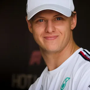 Mick Schumacher lächelt in die Kamera