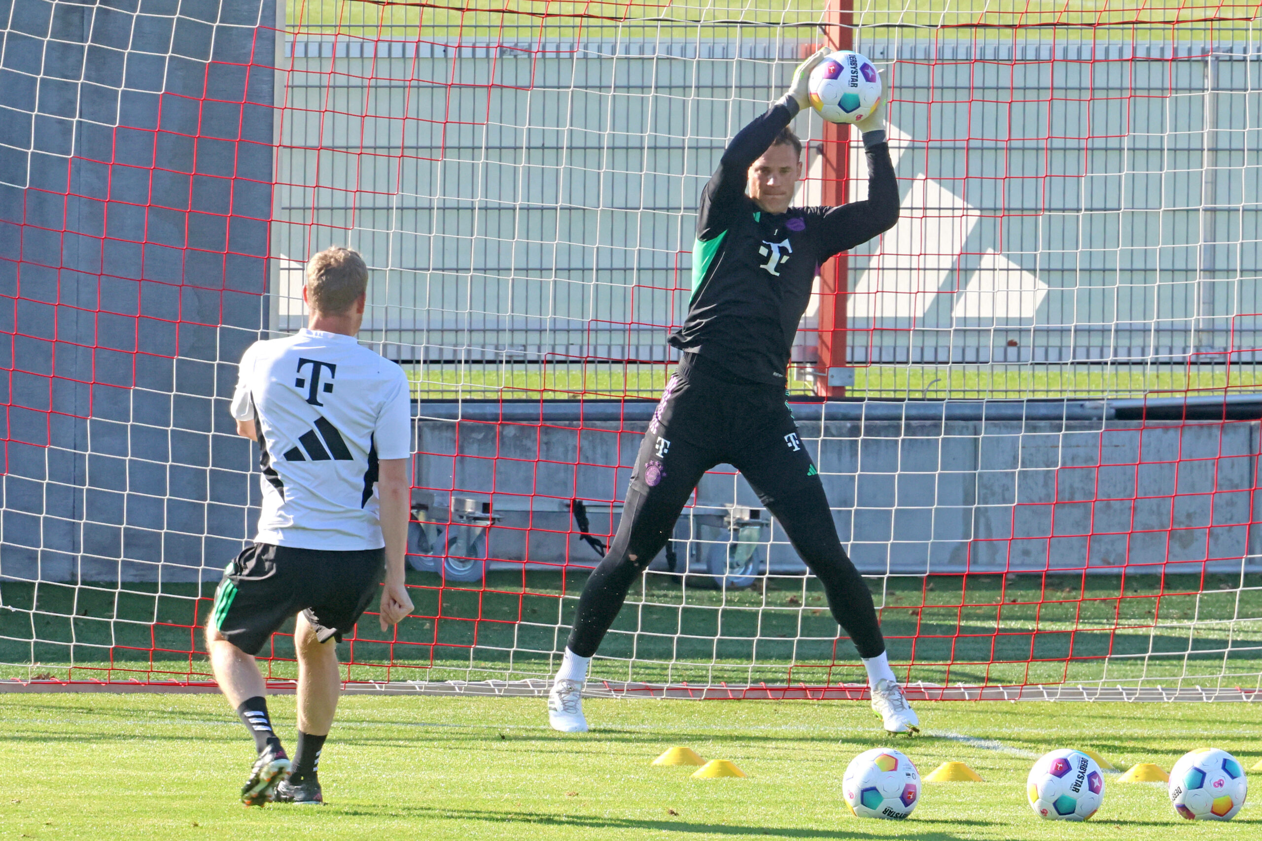 Bayern-Torwart Neuer fängt einen Ball im Training