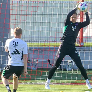 Bayern-Torwart Neuer fängt einen Ball im Training