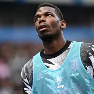 Paul Pogba schaut nach oben