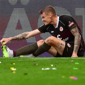 Eric Smith sitzt verletzt am Boden