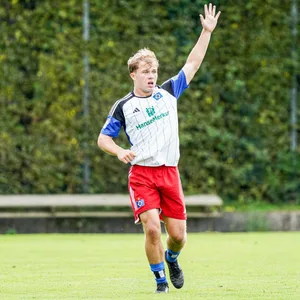 Tom Sanne auf dem Fußballfeld