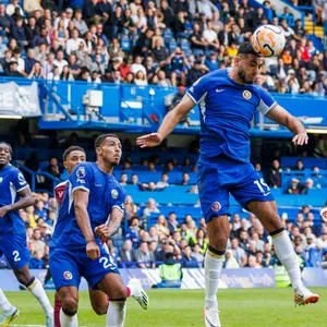 Armando Broja und Mitspieler des FC Chelsea im Spiel gegen Aston Villa