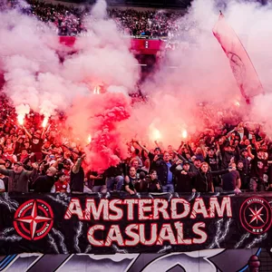 Fans von Ajax Amsterdam randalieren und zünden Pyro-Technik