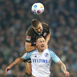 Karol Mets im Zweikampf mit Sebastian Polter