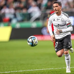 Josue Pesqueira spielt einen Ball