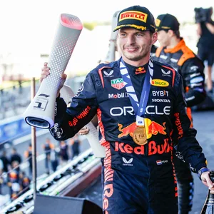 Max Verstappen hebt eine Trophäe