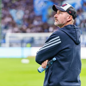 HSV-Trainer Tim Walter nachdenklich