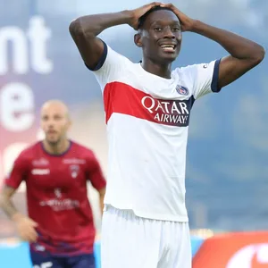 Randal Kolo Muani legt frustriert die Hände auf den Kopf