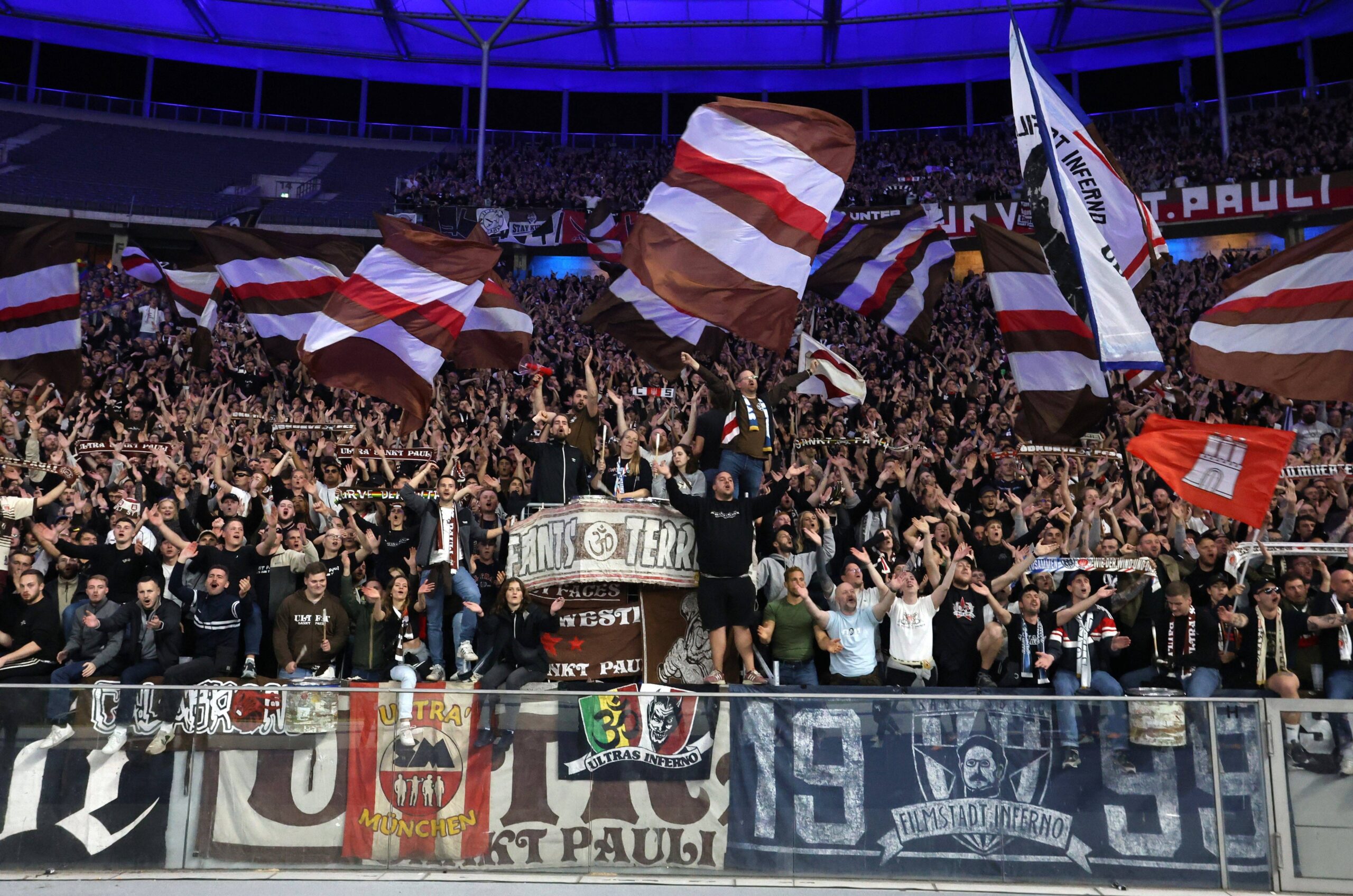 Die Fankurve des FC St. Pauli in Berlin