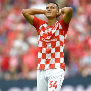 Anwar El Ghazi schlägt die Hände über dem Kopf zusammen