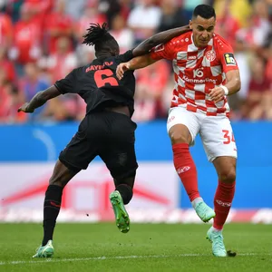 Anwar El Ghazi im Zweikampf gegen Odilon Kossounou.