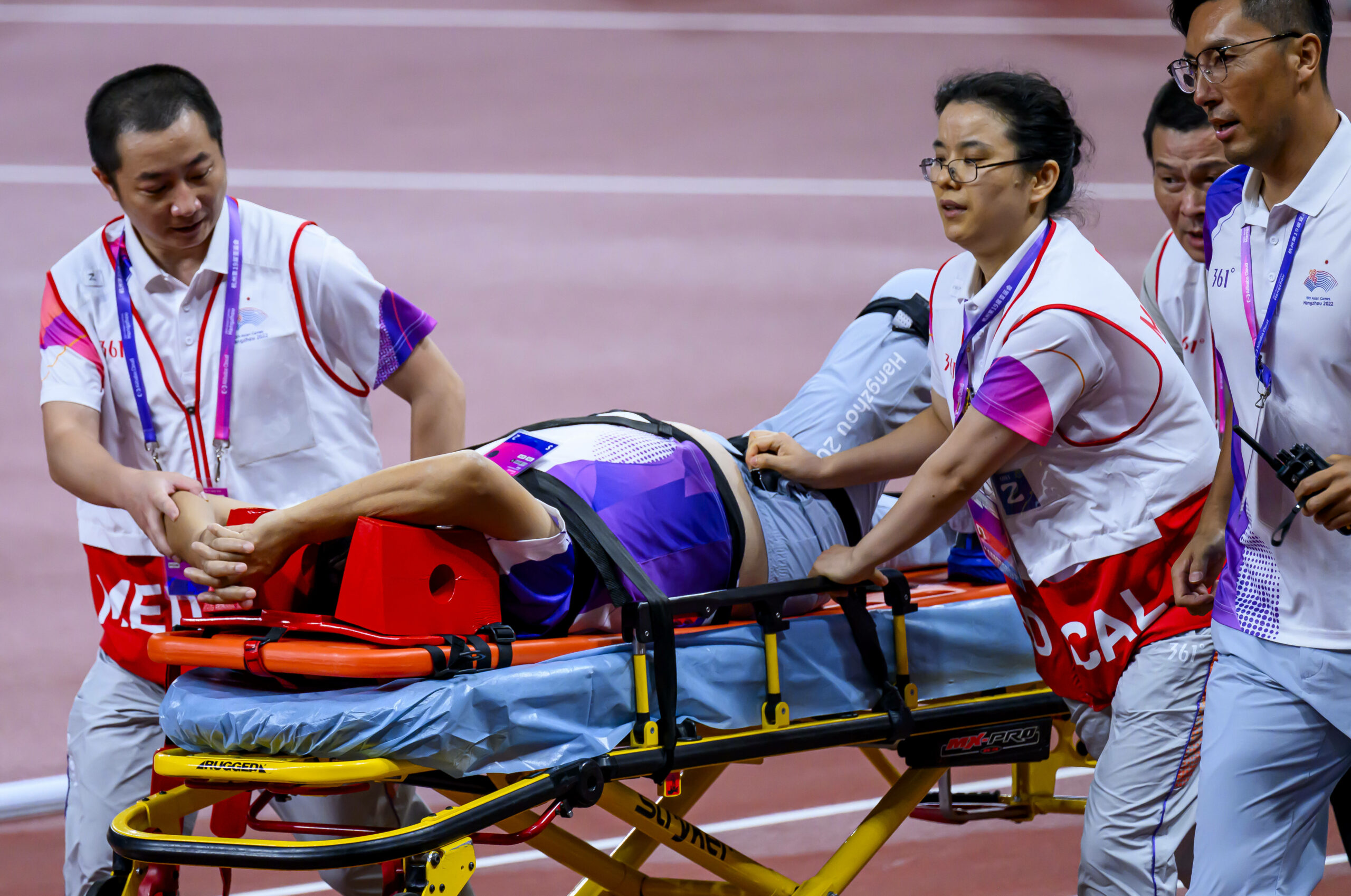 Offizieller wird nach Unfall bei den Asien-Spielen auf Trage transportiert
