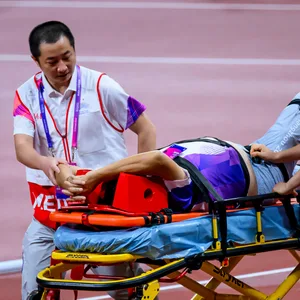 Offizieller wird nach Unfall bei den Asien-Spielen auf Trage transportiert