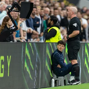Referee Simon Hooper spricht mit dem VAR