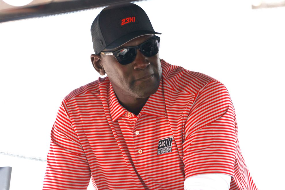 Michael Jordan im roten Polo-Shirt beim NASCAR-Rennen.