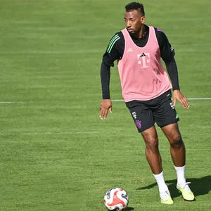 Jérôme Boateng im Training am Ball.