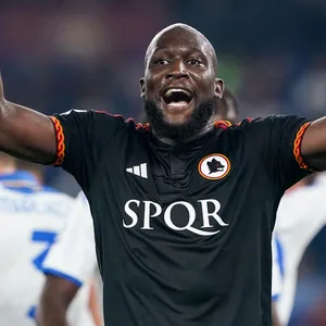 Romelu Lukaku wirft die Arme in die Luft