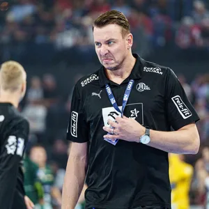 THW Kiel-Trainer Filip Jicha verzieht das Gesicht nach der Pokal-Pleite.