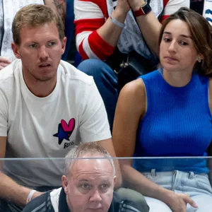 Bundestrainer Julian Nagelsmann mit Freundin Lena Wurzenberger beim Eishockey