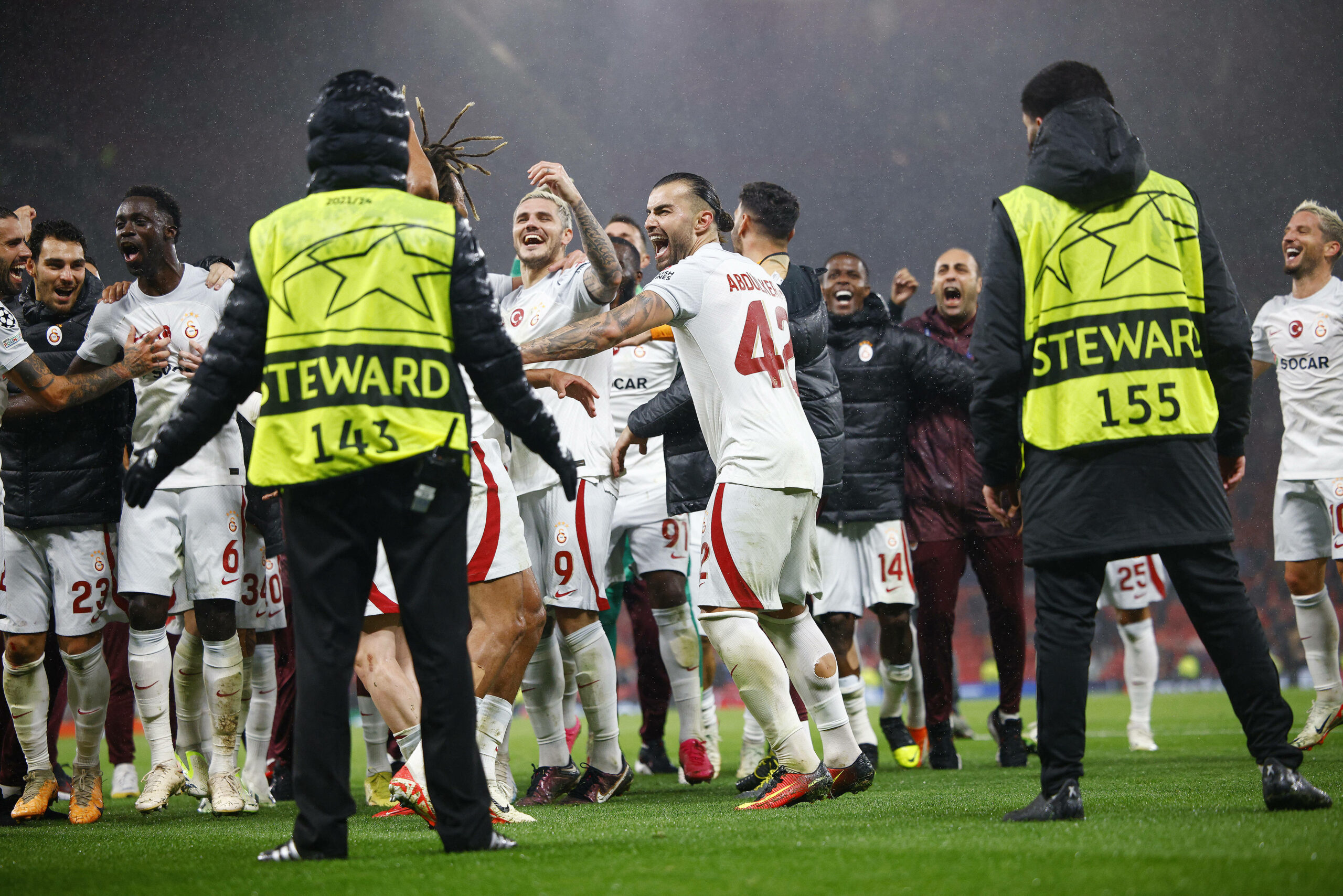 Spieler von Galatasaray Istanbul feiern in Manchester