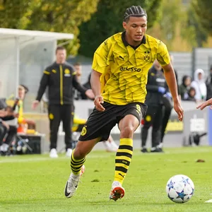 Paris Brunner (BVB U19) im Spiel gegen AC Milan