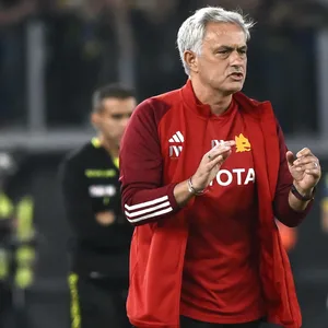Jose Mourinho gestikuliert