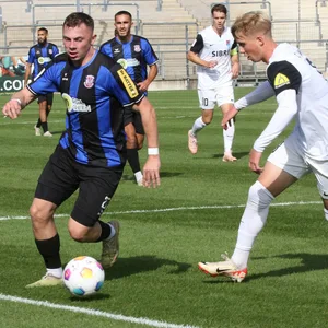 Lucas Hermes vom FSV Frankfurt gegen Christopher Wahling vom TSV Steinbach Haiger