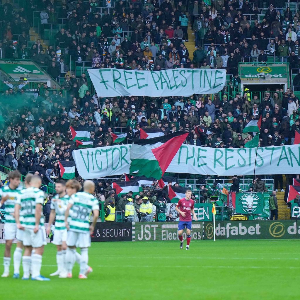 Celtic-Fans mit Pro-Palästina-Plakaten