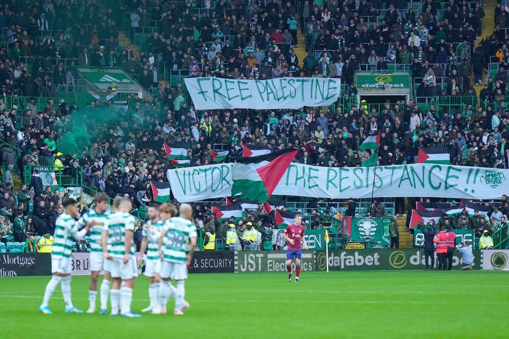 Celtic-Fans mit Pro-Palästina-Plakaten