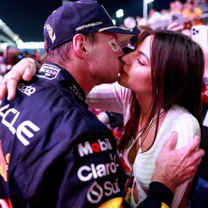 Max Verstappen küsst seine Freundin Kelly
